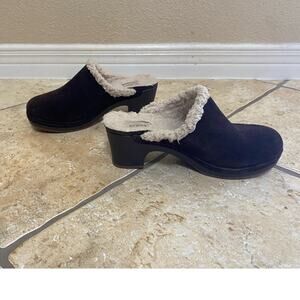 Crocs women's  fur line mules Suede SZ 6